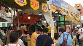 九皇齋節期間攤販販賣素食九皇齋節是東南亞華人的道教節日，固定在每年農曆9月初一到初九舉辦，今年落在國曆10月3日到9日，曼谷耀華力路旁的攤販掛起象徵素食的「齋」字旗。中央社記者呂欣憓曼谷攝 113年10月6日