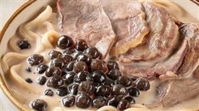 越南有一家珍珠奶茶店推出了結合珍珠奶茶和牛肉麵的全新創意料理。（圖／翻攝自臉書粉專「Yu Tang」）