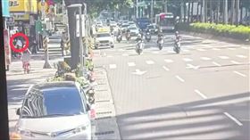 北市中山區大樓磁磚掉落，砸傷1童。（圖／翻攝畫面）