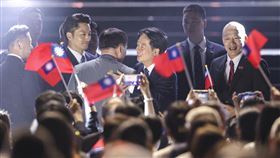 賴總統與韓國瑜、蔣萬安出席113年國慶晚會113年國慶晚會5日在台北大巨蛋盛大舉行，總統賴清德（右3）、立法院長韓國瑜（右）、台北市長蔣萬安（右5）等人出席，互相致意。中央社記者鄭清元攝  113年10月5日