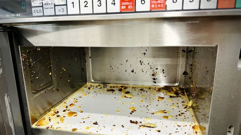 不少網友也有蛋黃酥經微波爐加熱爆炸的經驗。（圖／翻攝自「爆廢公社」臉書）