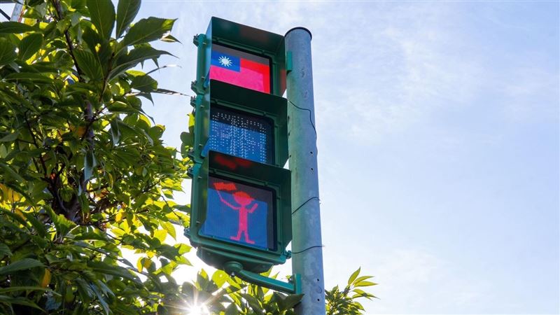 小綠人有國旗！桃市府國慶三元素陪過馬路