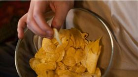 英國一名現年16歲少女貝拉在12歲時突然失明，被發現是從小極度挑食特愛吃薯條和洋芋片，竟出現在開發中國家常見的飲食失調症引發的症狀。（示意圖／pexels）