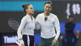 台灣網球女雙好手詹皓晴與俄羅斯搭檔庫德梅托娃（Veronika Kudermetova）在2024年中國網球公開賽收下亞軍。（圖／翻攝自WTA官方IG）