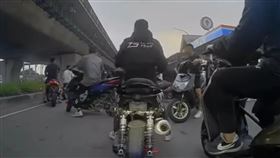 今天清晨桃園市觀音區西濱公路上，有數10名飆仔把馬路當賽道飆車。（圖／翻攝自臉書爆廢公社二館）