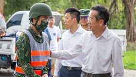 顧立雄下南部視察駐軍災後任務。（圖／國防部提供）