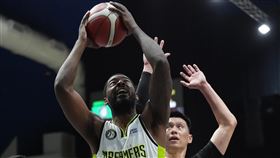 夢想家新洋將霍爾曼（Aric Holman）轟下全場最高的34分，幫助球隊熱身賽收下2連勝。（圖／TPBL聯盟提供）