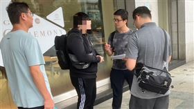 警方在鄭嫌身上查扣到他去全國電子買來的行動電源與充電線。（圖／翻攝畫面）