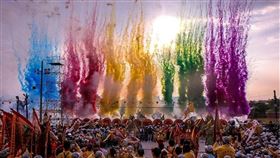 ▲為期五天的桃園護國宮五夜暗訪正式起駕 ,起駕前滿滿的信眾和壯闊彩煙傳達宗教之美。（圖／桃園護國宮）