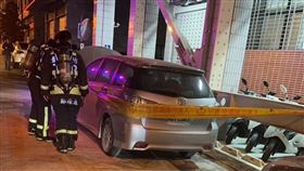 台中屁孩車手找2友人朝第三分局偵防車丟汽油彈。(圖/民眾提供)