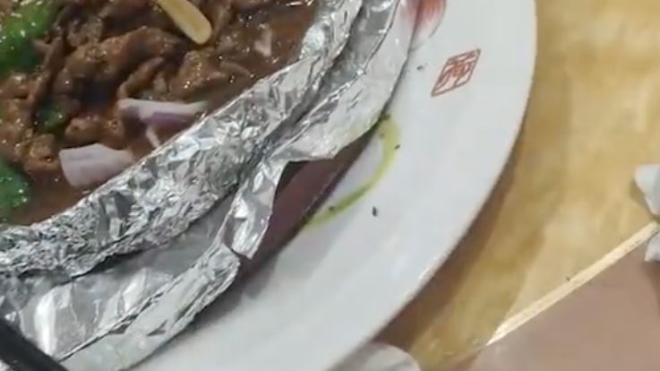 鐵板菜上桌「狂冒迷你蟑」！店家回應了