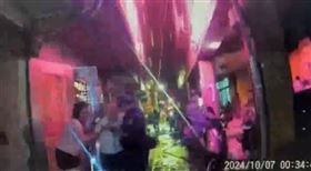 租客神明桌電線走火，社子島分租套房火警，1死7獲救。（圖／翻攝畫面）