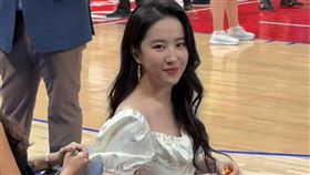 劉亦菲現身NBA籃球賽。（圖／翻攝自微博）