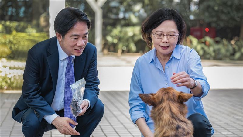 蔡賴暢談狗狗經　小英送寵物大禮包內容曝