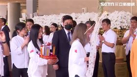 吳沛憶捧著許家蓓牌位進入會場。