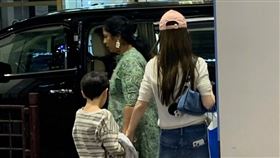 Angelababy帶兒子小海綿要搭保母車離開（圖／翻攝芒果媽媽微博）