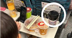 ▲立委伍麗華分享，搭高鐵時不小心溢出奶茶，灑到旁邊小男孩的衣服，沒想到小男孩母親沒有不悅，反而挪出空間讓她放奶茶。（圖／翻攝自臉書／伍麗華｜Saidai / Reseres）

