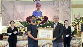 阿美族複音傳唱藝師豐福明辭世  文化部頒贈旌揚狀重要傳統表演藝術「阿美族馬蘭Macacadaay」保存者、複音傳唱藝師豐福明辭世，文化部文化資產局長陳濟民（前右）7日代表頒贈文化部旌揚狀，由豐福明兒子豐明德（前左）代表受贈。（文化部文化資產局提供）中央社記者邱祖胤傳真  113年10月7日