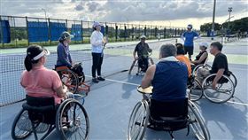 杭州亞運女雙銀牌得主李亞軒5日現身美堤河濱網球場，擔任臺北身心障礙者巡迴運動指導團輪椅網球體驗活動的教練，專業指導讓到場學員。（圖／臺北身心障礙者巡迴運動指導團提供）