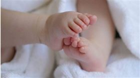 男嬰媽媽看到兒子肚子上都是瘀青，相當不捨。（示意圖／PIXABAY）