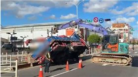 新莊貨車吊掛水泥過重翻車，所幸無人傷亡警方獲報後趕抵現場，協助將狀況排除。（圖／翻攝畫面）