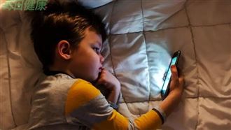 對抗3C成癮！醫曝「減少螢幕使用」6方法　助改善小孩睡眠