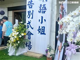 遭公車輾斃女大生告別式　母送2衣送愛女(圖/記者陳佳鈴攝影)