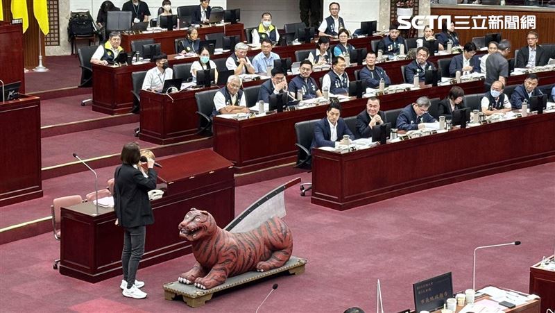 綠議員送禮蔣萬安！軟腳蝦、老虎鍘都來了
