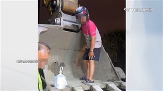 外送員站怪手送便當　網友：用生命送餐