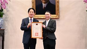 總統賴清德今（7）日頒贈台灣首位世界羽球球后戴資穎無任所大使聘書。（圖／總統府提供)