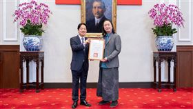 總統賴清德今（7）日頒贈數位發展部前部長唐鳳無任所大使聘書。（圖／總統府提供)