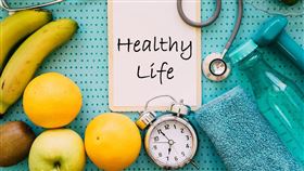 全面採取健康生活型態者較長壽，保持五種健康行為的民眾平均可多活7.13年，並減少28.12%的年度醫療支出。（圖／臺北醫學大學提供）