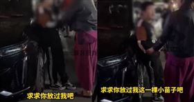 ▲大陸河南省洛陽市一名男童居然跑到路邊的休旅車上大力蹦跳。（圖／翻攝自微博／頭條新聞）

