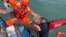 船員情急之下跳船保命。（圖／海巡署提供）