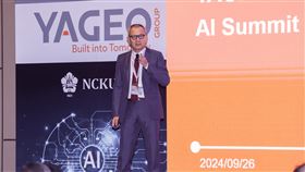 國巨AI高峰論壇  陳泰銘演講（1）被動元件大廠國巨集團26日下午在台北舉辦AI高峰論壇，國巨董事長陳泰銘（中）出席演講。他也宣示，未來國巨在人工智慧（AI）所有應用領域，絕對不會缺席。中央社記者裴禛攝  113年9月26日