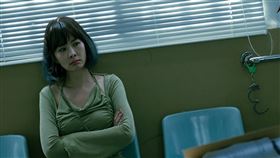 安心亞要把「標籤」一張一張地撕下來。（圖／華視、公視台語台提供）