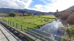 紐西蘭一處小路與大路的交會處，發生車輛墜河事件。（圖／翻攝自Google街景）