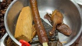 有網友認為墾丁東山鴨頭的蒜香肥腸價格太貴。 (圖／翻攝匿名公社)
