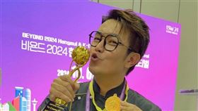 余政鴻到釜山國際美食工匠大賽，一共奪下2項大獎「國際名廚獎」、「料理金牌獎」。（圖／民視提供）