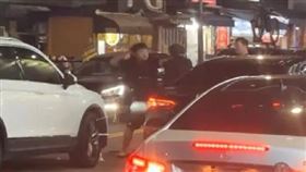 高雄鼓山區慶豐街6日晚間發生鬥毆事件，疑似3名乘客在車上飲食遭白牌司機制止，3男不滿就出手揍司機。（圖／翻攝自Threads）