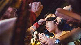 ▲腦麻小妹妹連續十年參加夜巡，努力起身迎接太子爺的身影令人感動。（圖／陳乃瑋攝影）