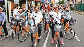 「橘子」許芷瑜從市長連任時的實習生做起，深受柯文哲重用，去年大選已成柯最信任的貼身帳房。（翻攝陳思宇臉書）