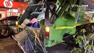 名車追撞垃圾車　倒垃圾民眾遭夾擊7傷