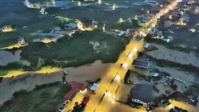 山陀兒颱風的外圍環流引發暴雨，導致金山大淹水。（新北消防局提供）