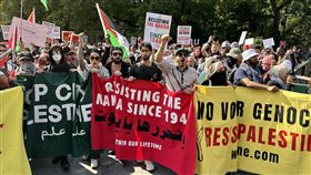 以哈戰爭週年  紐約挺巴勒斯坦遊行逾千名支持巴勒斯坦並要求停火的紐約民眾遊行經過市政廳。中央社記者廖漢原紐約攝  113年10月8日