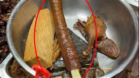 有網友質疑，其中一棒狀物「大腸」本來就不便宜，是有錢人在吃的。 (圖／翻攝匿名公社)