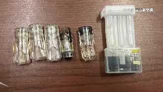 男沒開大燈被攔查　車內竟藏5個喪屍煙彈