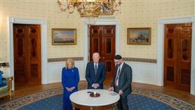 拜登點了一根蠟燭，一名拉比（rabbi）為受害者吟誦祈禱文。在中東瀕臨爆發全面性戰爭的此時，拜登呼籲維持和平。（圖／翻攝自President Biden X）