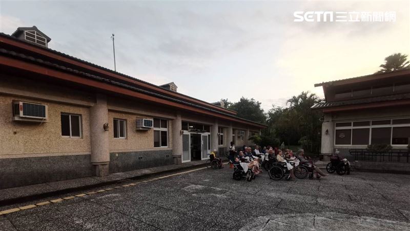 台南長照機構天花板噴火　1關鍵28人活命