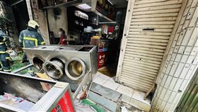 休旅車衝進肉羹店。（圖／翻攝畫面）